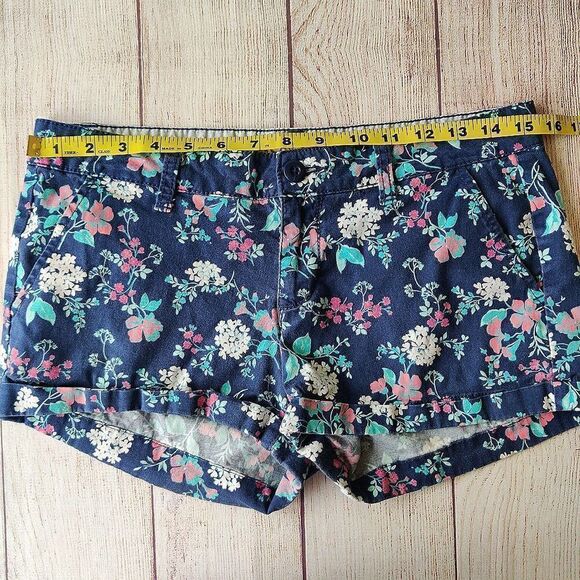 SO navy floral cuffed 2" summer shorts sz 7 - Picture 4 of 8